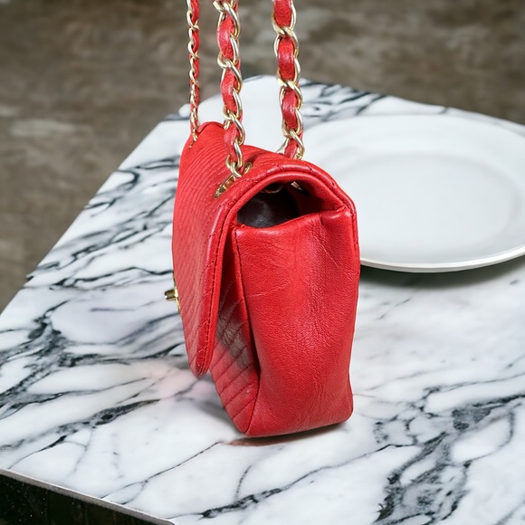Chanel red chevron wrinkled leather small rectangular medallion chain bag - Picture 4 of 15
